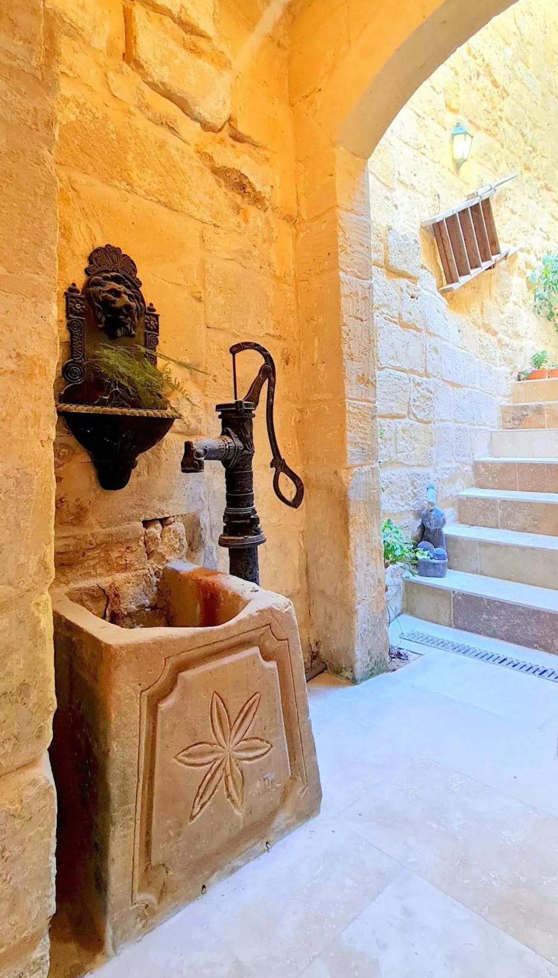 Historic Hideaways - 900 Year Old Converted Studios فيكتوريا المظهر الخارجي الصورة