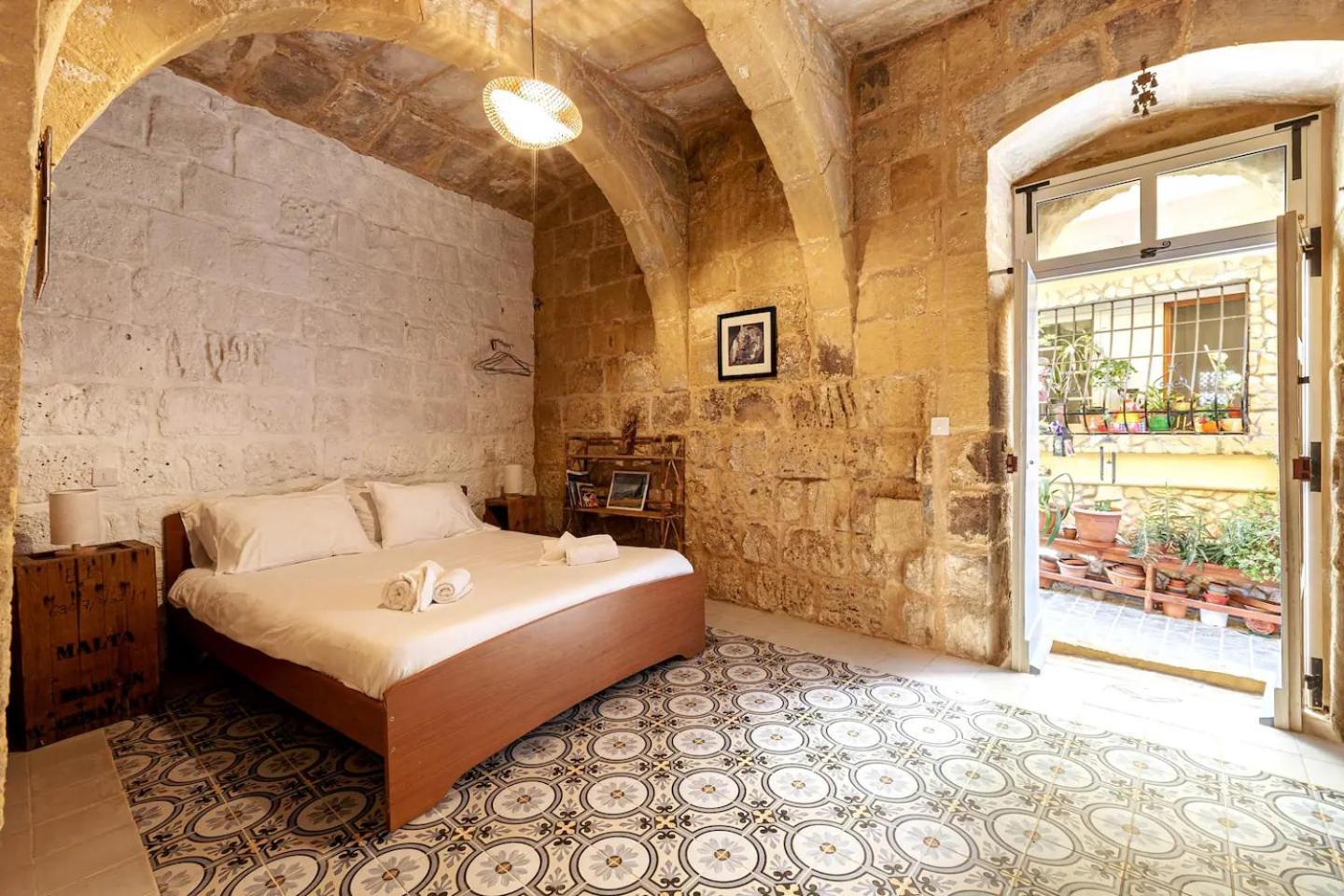 Historic Hideaways - 900 Year Old Converted Studios فيكتوريا المظهر الخارجي الصورة