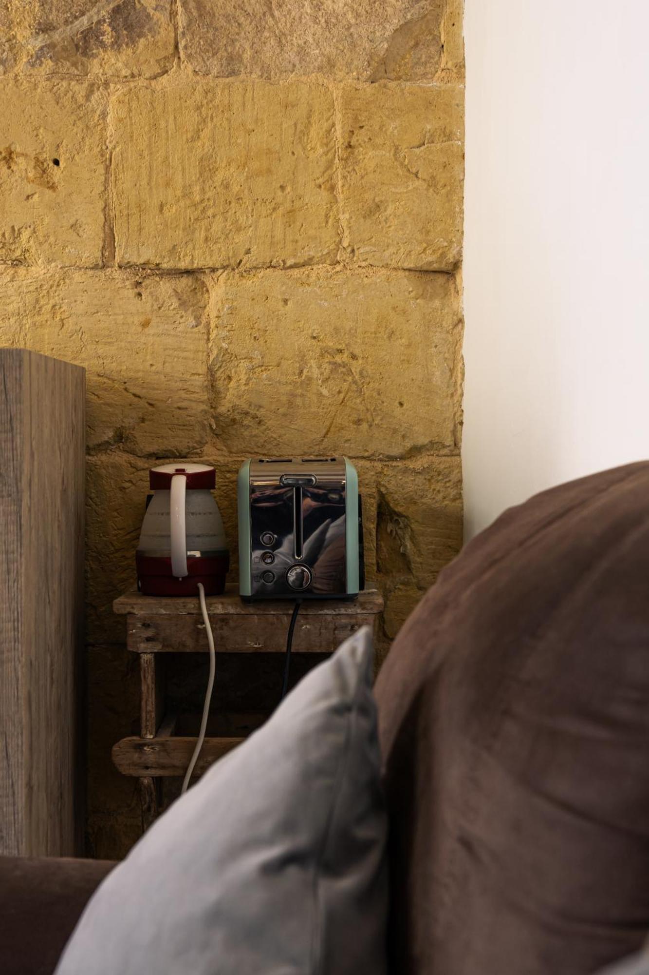 Historic Hideaways - 900 Year Old Converted Studios فيكتوريا المظهر الخارجي الصورة