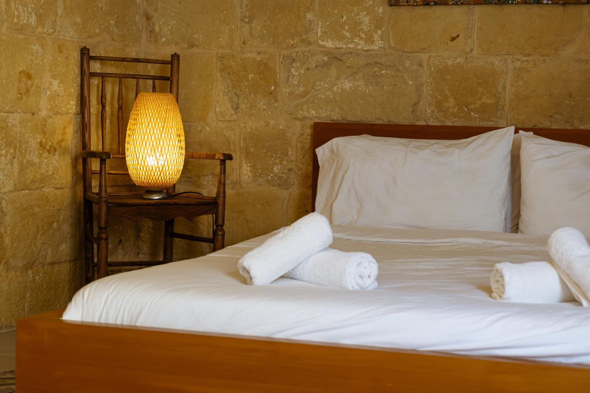 Historic Hideaways - 900 Year Old Converted Studios فيكتوريا المظهر الخارجي الصورة