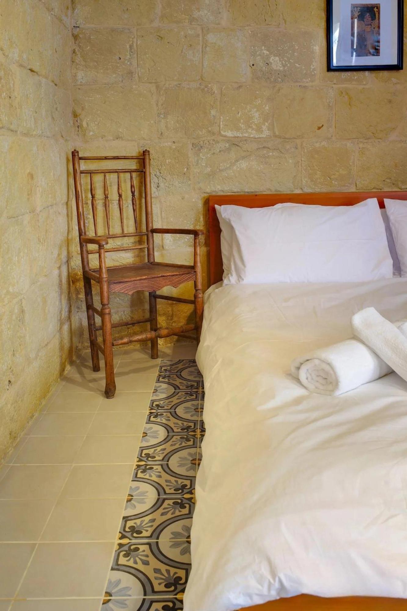 Historic Hideaways - 900 Year Old Converted Studios فيكتوريا المظهر الخارجي الصورة