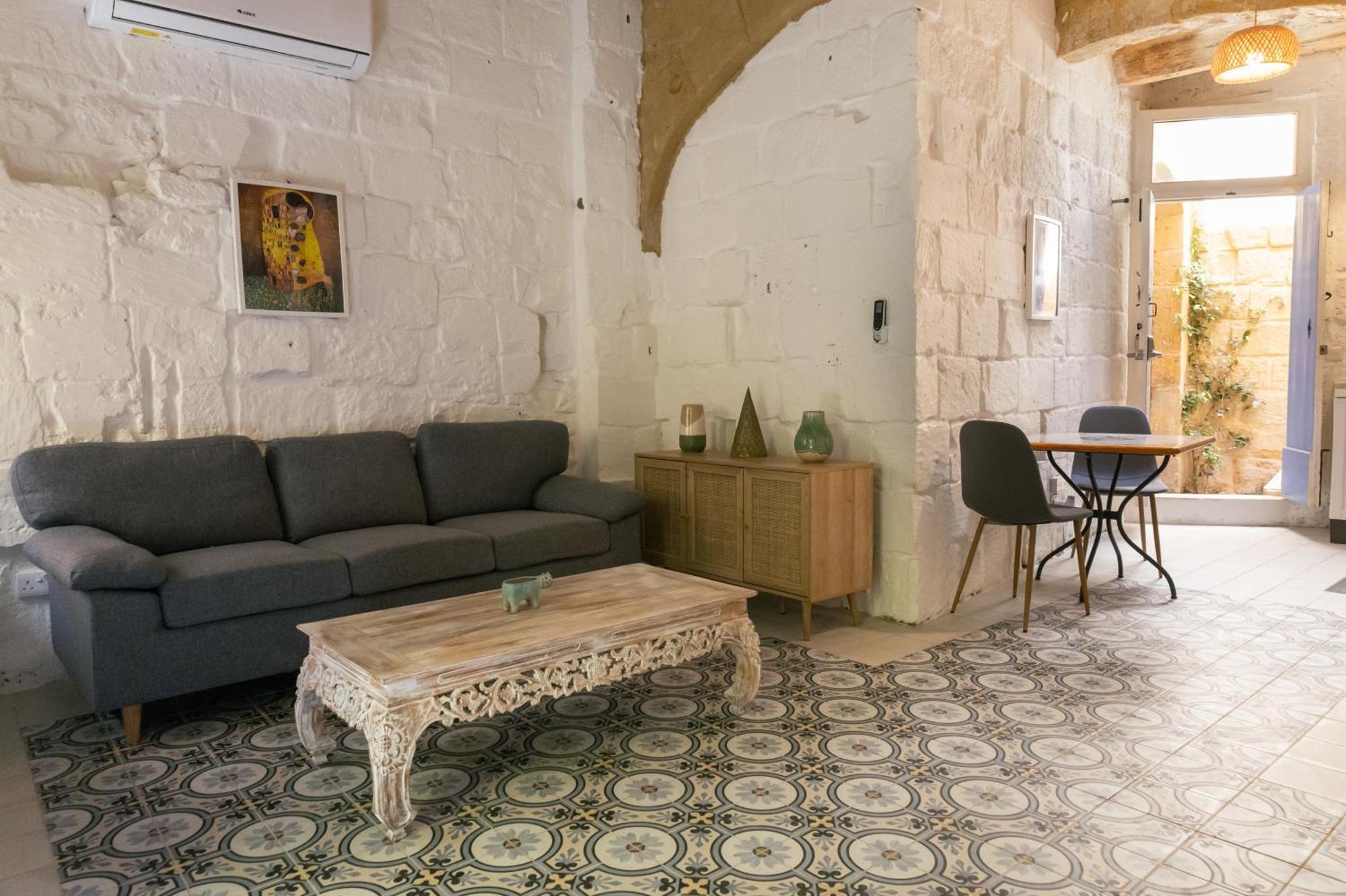 Historic Hideaways - 900 Year Old Converted Studios فيكتوريا المظهر الخارجي الصورة
