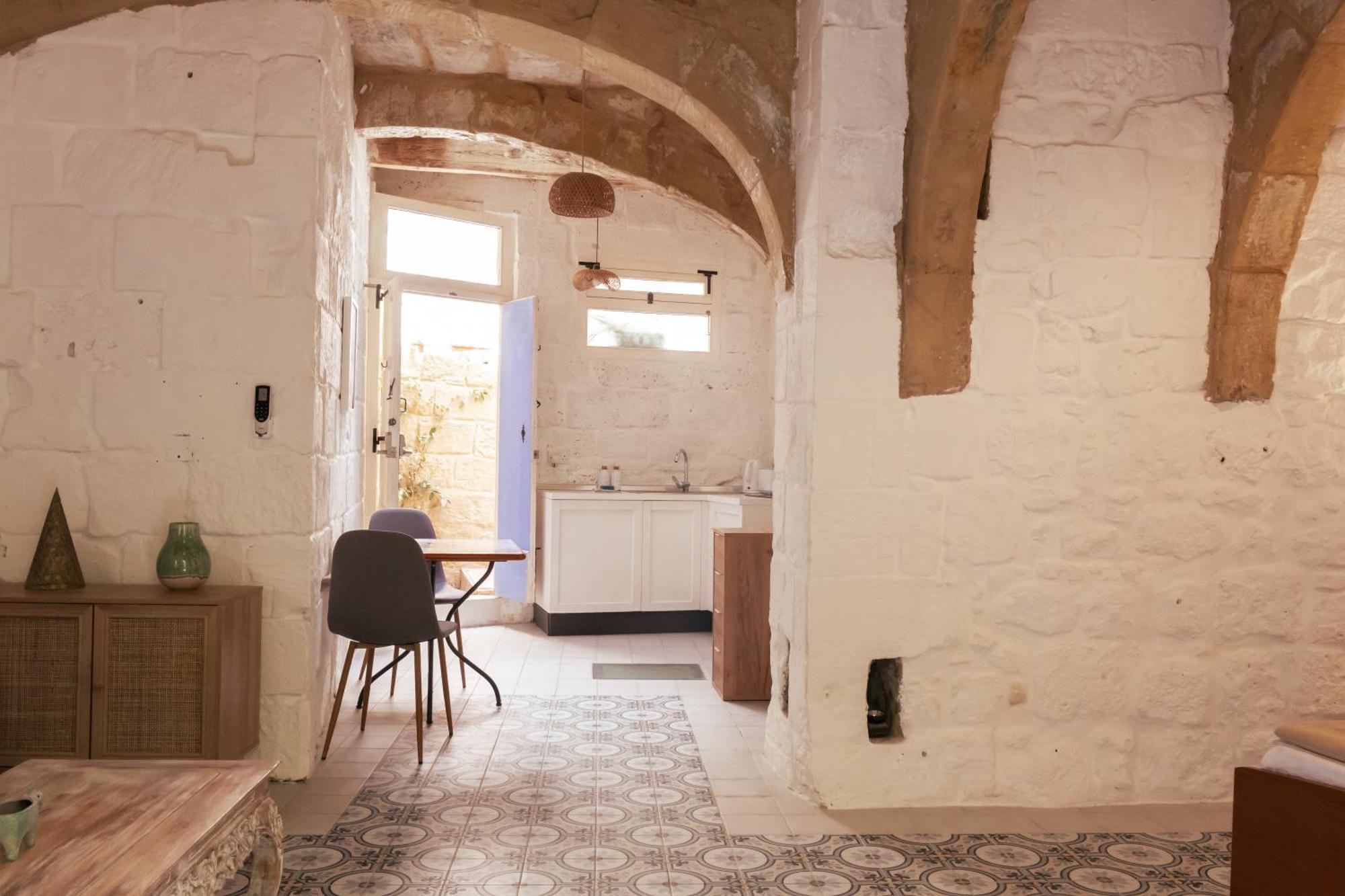Historic Hideaways - 900 Year Old Converted Studios فيكتوريا المظهر الخارجي الصورة